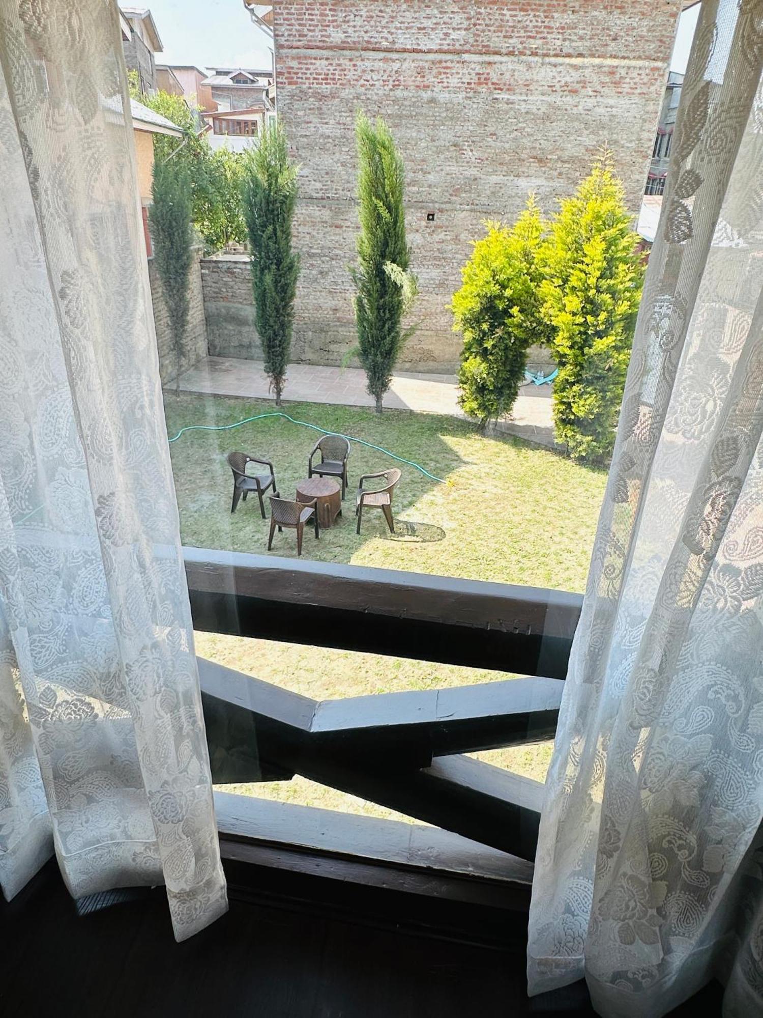 Hotel The Chinar Retreat Hut Srīnagar Zewnętrze zdjęcie